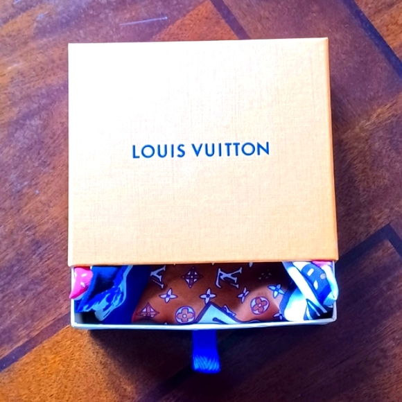 NWOT Louis Vuitton Silk Square - Picture 8 of 9